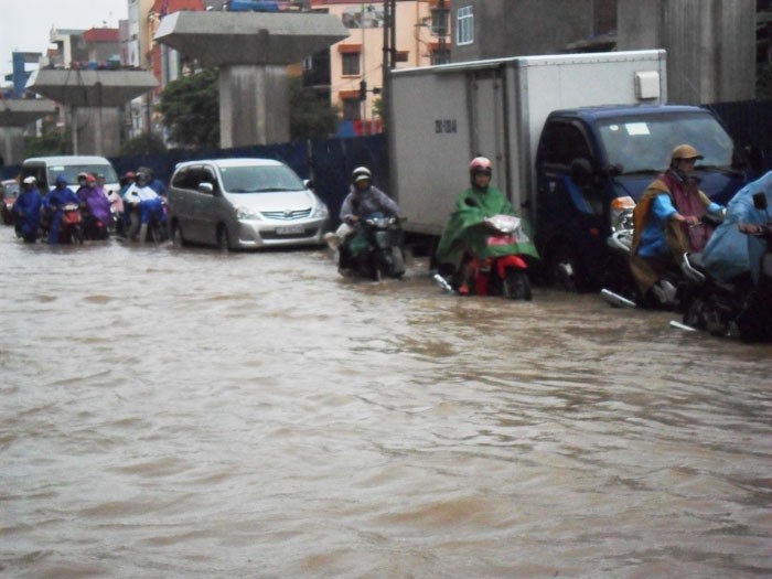 Tại đường Quang Trung, quận Hà Đông (HN) nước ngập đến lưng bánh xe ô tô.